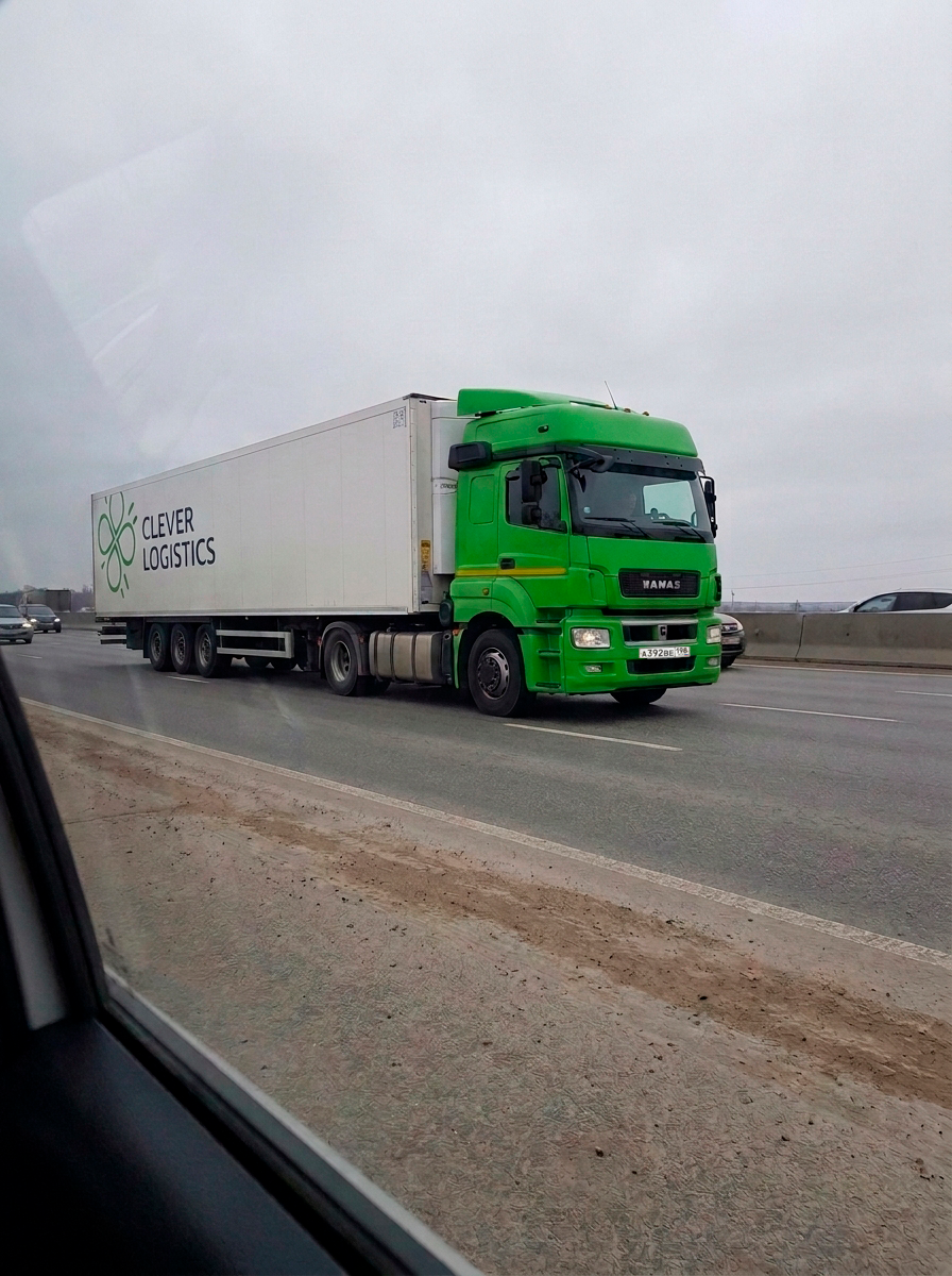 Грузовой автомобиль движется по трассе в процессе транспортировки.