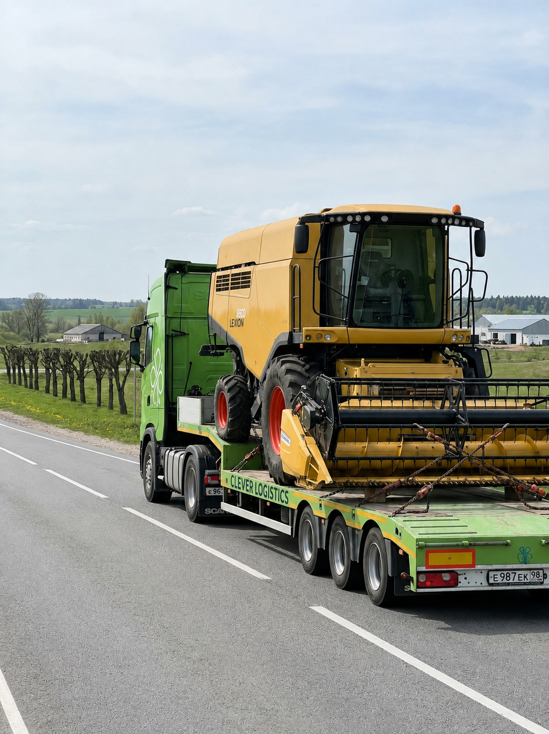 Зелёный Scania «Clever Logistics» перевозит жёлтый комбайн CLAAS LEXION по трассе в направлении Санкт‑Петербурга.